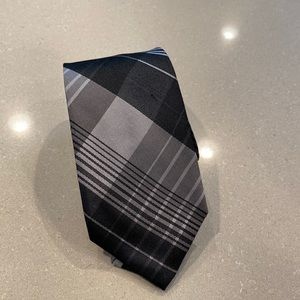 Banana Republic 100% silk tie in Grey plaid